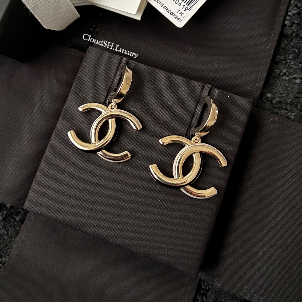 Auth BN Chanel Classic CC Logo Gold Dangle Earrings